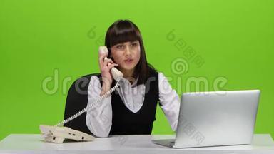 女人接电话。 绿色屏幕